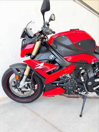 BMW S1000R Naked Roja y Negra