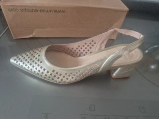 Zapatos de tacón dorados con calados