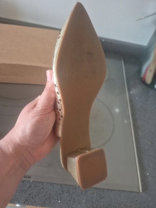 Zapatos de tacón dorados con calados