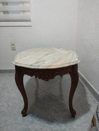 Tavolo da centro in marmo rosa portoghese e legno intagliato
