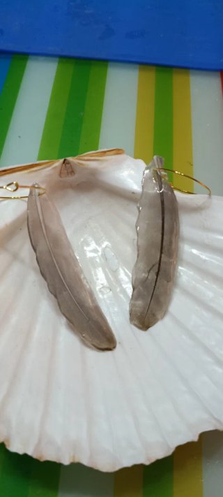 Pendientes pluma resina grises