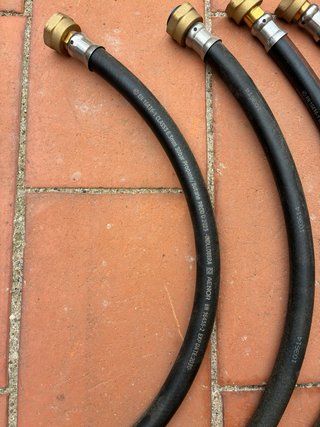 Línea de gas con mangueras y llave
