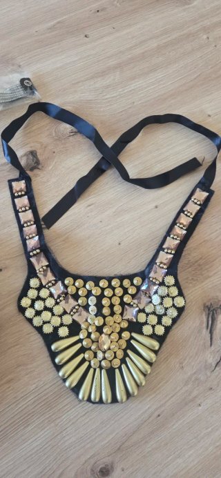 Collares babero étnicos negros y dorados pedrería