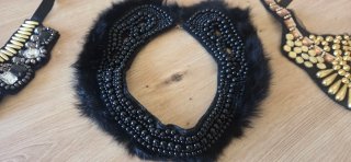 Collares babero étnicos negros y dorados pedrería