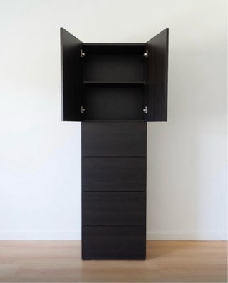 Mueble salón negro y mesa con 4 sillas