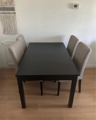 Mueble salón negro y mesa con 4 sillas