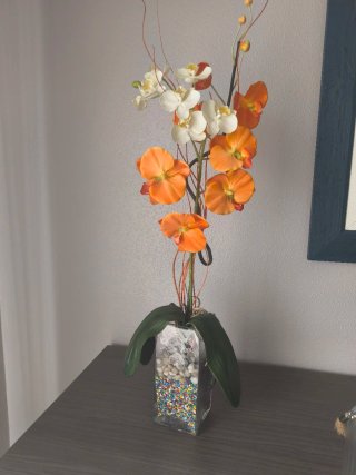 Jarrón con flores artificiales de tela