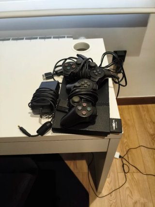 Playstation 2 Negra + 2 Mandos + 4 Juegos