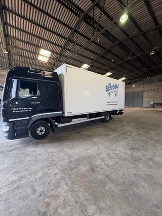 Caja de camión con plataforma elevadora