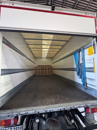Caja de camión con plataforma elevadora