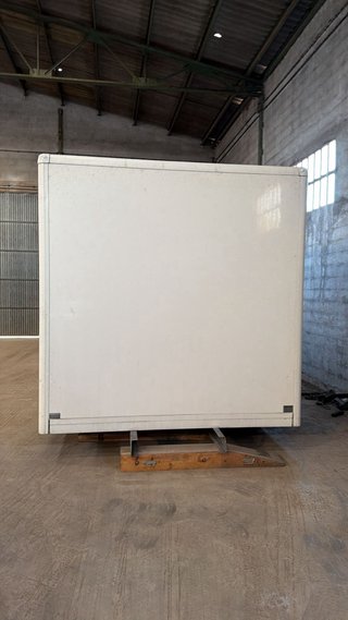 Caja de camión con plataforma elevadora