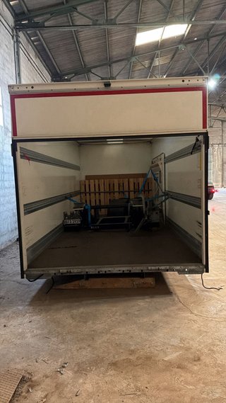 Caja de camión con plataforma elevadora