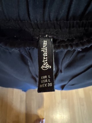Pantalón negro con cordón