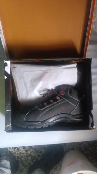 Zapatos de seguridad negros y rojos