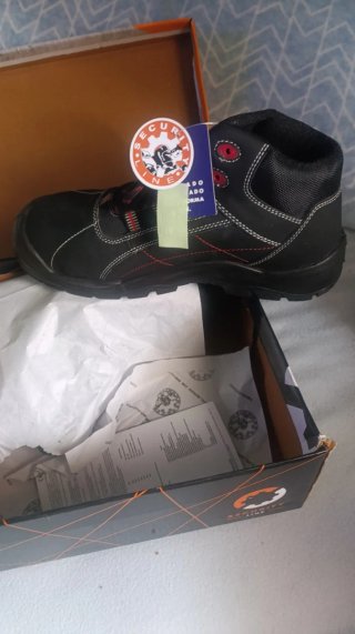 Zapatos de seguridad negros y rojos