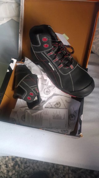 Zapatos de seguridad negros y rojos