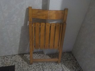 Silla de madera plegable.
