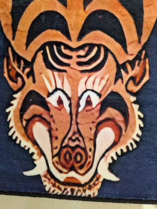 Alfombra diseño tigre azul y naranja