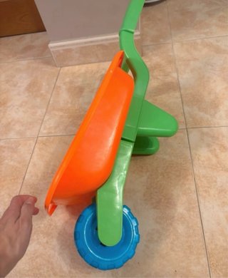 Carretilla de juguete naranja y verde