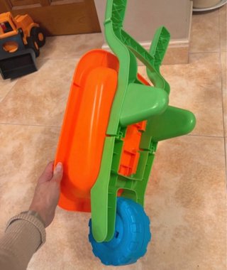 Carretilla de juguete naranja y verde