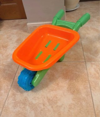 Carretilla de juguete naranja y verde