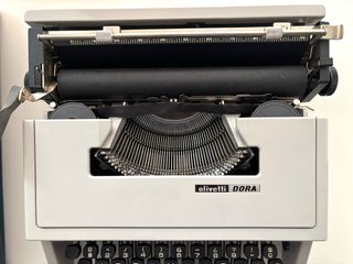 Máquina de escribir Olivetti Dora + Funda Original