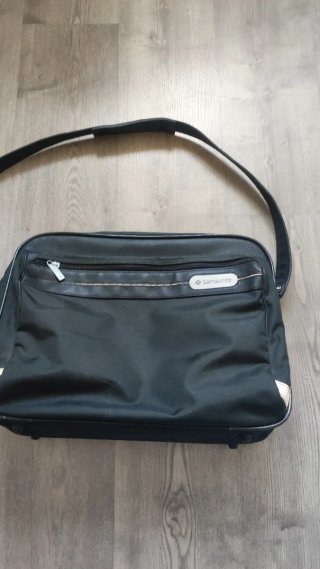 Bolso bandolera Samsonite negro.