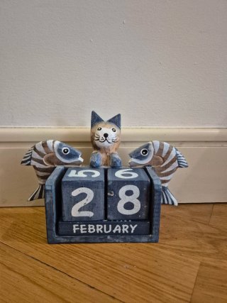 Calendario perpetuo de madera decorativo