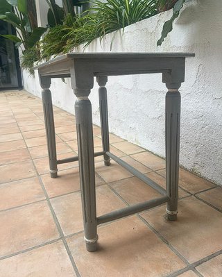 Mesa auxiliar de madera en buen estado