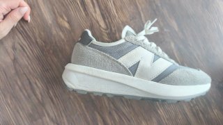 Zapatillas New Balance grises y blancas