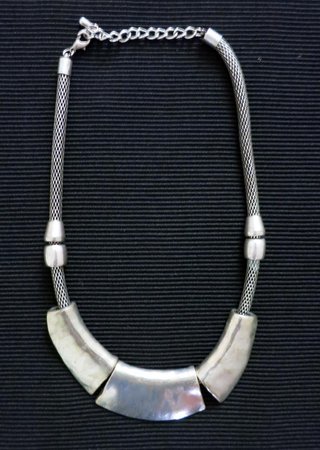 Collar de placa metálica plateada