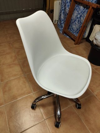 Silla de escritorio blanca con ruedas