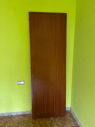 Puerta de madera marrón (2 unidades), sin manetas.