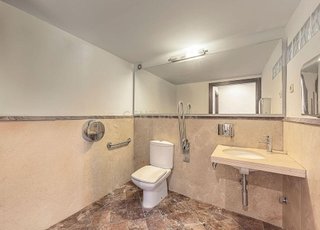 Local comercial en alquiler en Nueva Andalucía centro en Marbella