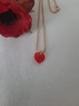 Cadena dorada con corazón rojo Swarovski.