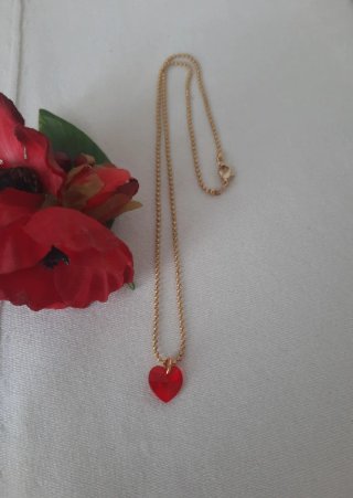 Cadena dorada con corazón rojo Swarovski.