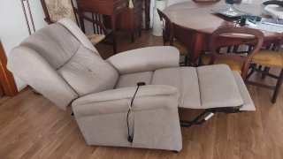 Butaca reclinable eléctrica beige.