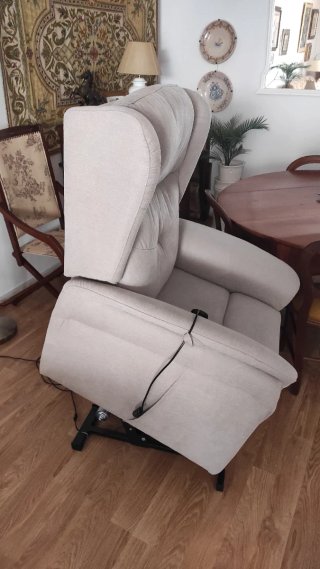 Butaca reclinable eléctrica beige.