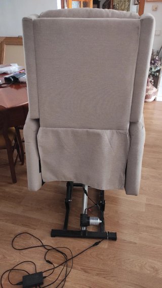 Butaca reclinable eléctrica beige.