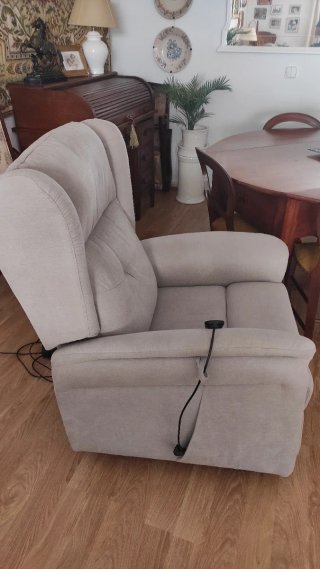 Butaca reclinable eléctrica beige.