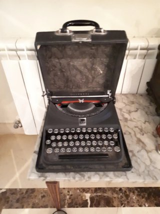 Máquina de escribir Olivetti portátil negra