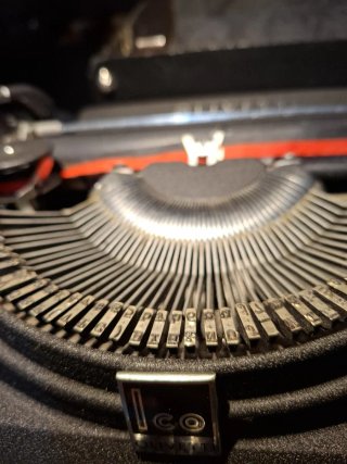 Máquina de escribir Olivetti portátil negra