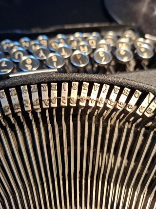 Máquina de escribir Olivetti portátil negra
