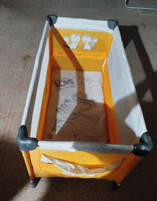 Parque cuna infantil con dibujos.