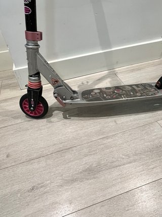 Patinete infantil rosa y plateado