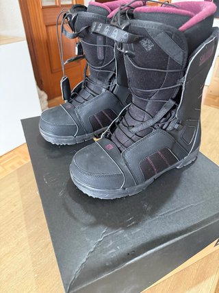 Botas Salomon Scarlet Negro Talla 41.5 con Caja.