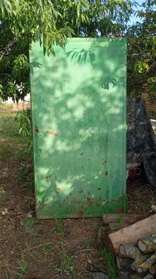 Puerta peatonal de hierro antigua