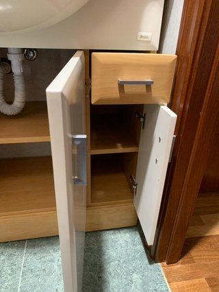 Mueble de baño con lavabo de cerámica