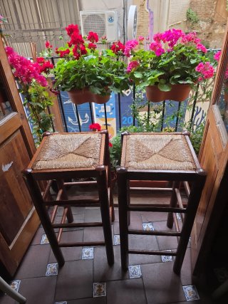Taburetes de madera con asiento de mimbre  0.74 cm