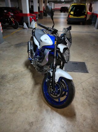 Suzuki Gladius 650 Naked Azul/Blanca